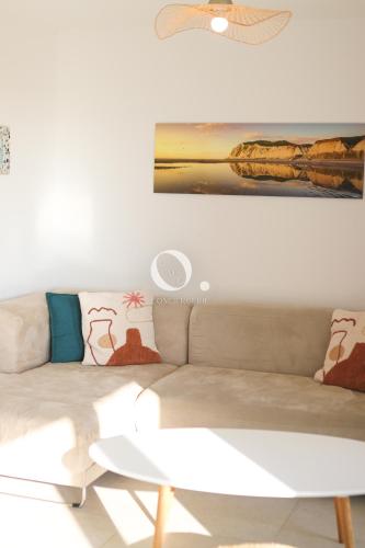 un salon avec un canapé et un tableau au mur dans l'établissement COC - L'Envolée, à Wissant