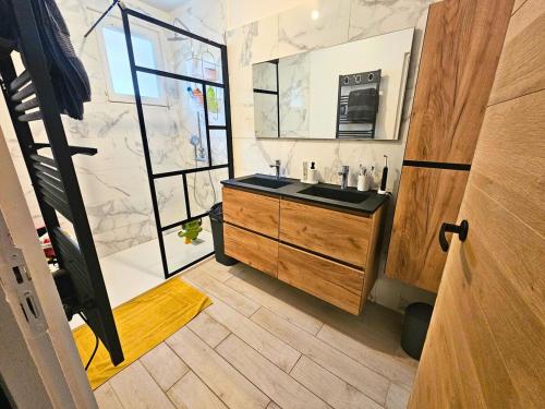 une salle de bain avec un lavabo et un miroir dans l'établissement Villa Melilo au cœur du Luberon, au Thor