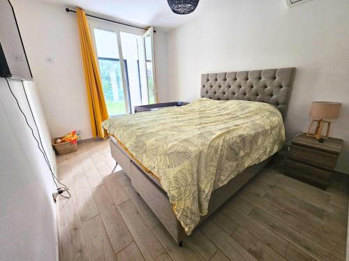 une chambre avec un lit dans une pièce avec une fenêtre dans l'établissement Villa Melilo au cœur du Luberon, au Thor