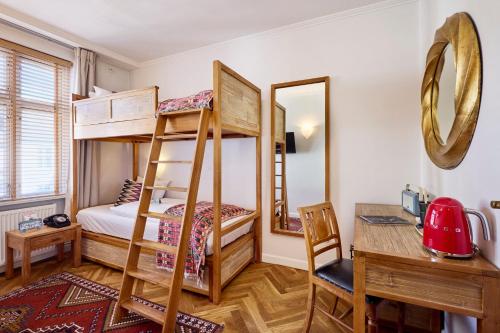 a bedroom with two bunk beds and a desk at Axel Guldsmeden in Copenhagen