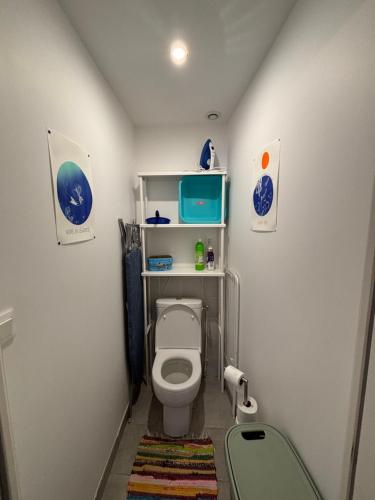 Elle comprend une petite salle de bains pourvue de toilettes. dans l'établissement Chambre Beetle close to Bayeux - Normandie, à Monceaux-en-Bessin