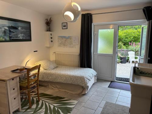 une chambre avec un lit, un bureau et une fenêtre dans l'établissement Chambre Beetle close to Bayeux - Normandie, à Monceaux-en-Bessin