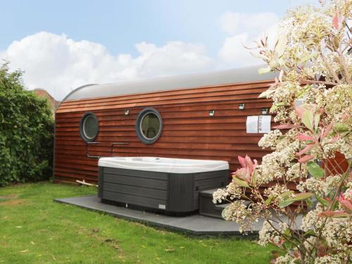an exterior view of a trailer with a table in a yard at Willow Pod in Arundel
