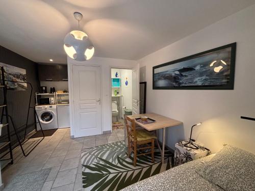 un salon avec une table et une cuisine dans l'établissement Chambre Beetle close to Bayeux - Normandie, à Monceaux-en-Bessin