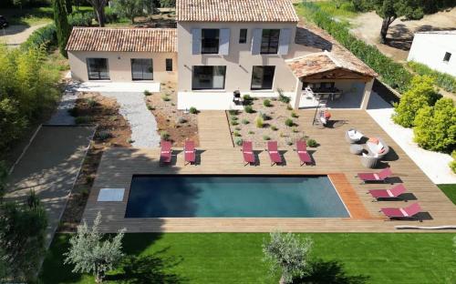 une vue aérienne d'une villa avec piscine dans l'établissement Villa les Camphriers, à Grimaud