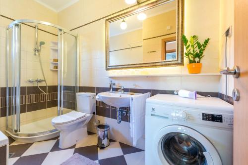 y baño con lavadora y lavamanos. en Apartment with terrace and mini pool Green Gold, en Dubrovnik