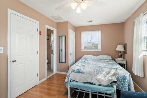 Katil atau katil-katil dalam bilik di 2 houses sleeps 10 - 2 blocks to the beach boardwalk and dinning