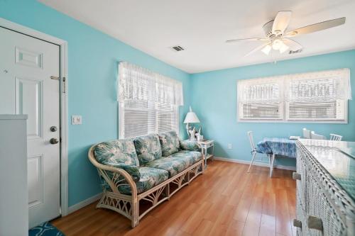 Ruang duduk di 2 houses sleeps 10 - 2 blocks to the beach boardwalk and dinning