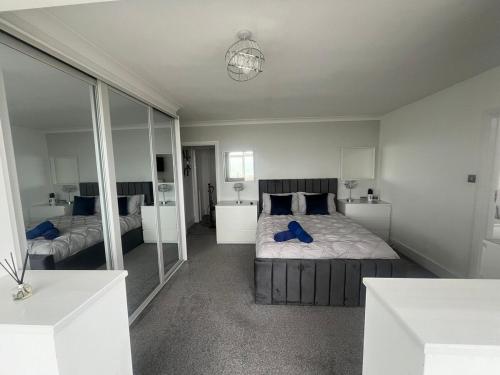 Katil atau katil-katil dalam bilik di Ocean View in Worthing, sleeps 9