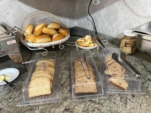 un bancone con panini e pane e un cestino di pane di Hotel Casabella a Chapadão do Sul