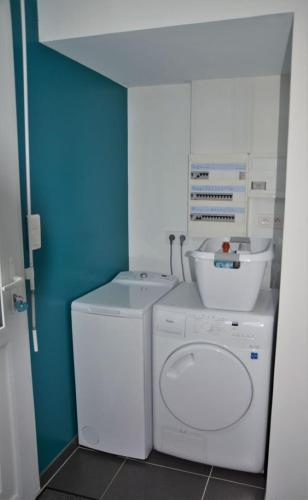 - une buanderie avec un lave-linge et un sèche-linge dans l'établissement IROISE GRANDE MAISON en Baie d'Audierne Finistère 5 chambres, à Plozévet