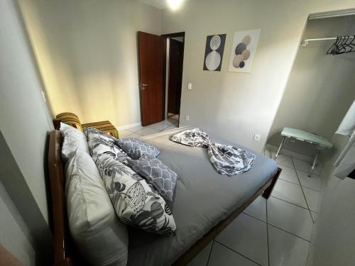 Katil atau katil-katil dalam bilik di STropez com vista pro mar - Praia Areia Preta