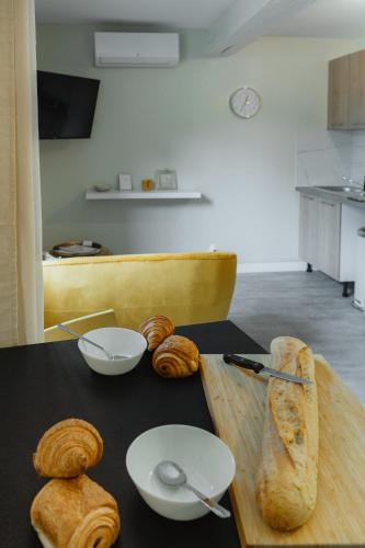 - une table avec une planche de coupe et du pain dans l'établissement Le Muscadelle, à Bergerac