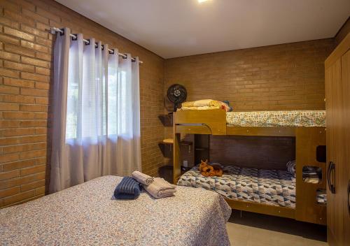 a bedroom with two bunk beds and a window at Chalé Belvedere Veadeiros in Alto Paraíso de Goiás