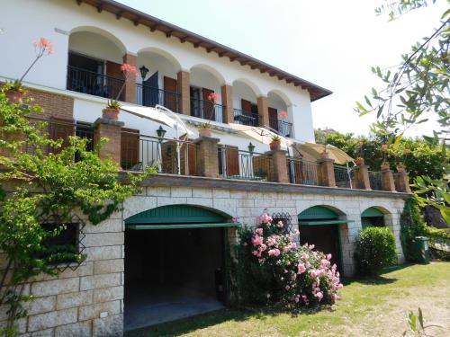 a large house with a balcony on top of it at Villa Maria Lake View,7 minuti a piedi dal centro, parcheggio privato in Torri del Benaco