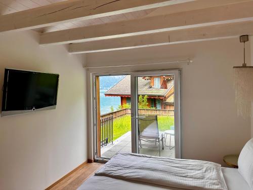 Postel nebo postele na pokoji v ubytování Boutique Hotel Bellevue B&B am Brienzersee Iseltwald Interlaken