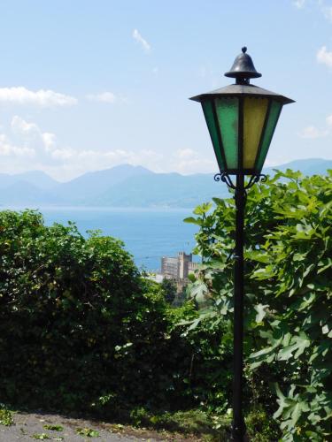 a street light with a view of the ocean at Villa Maria Lake View,7 minuti a piedi dal centro, parcheggio privato in Torri del Benaco