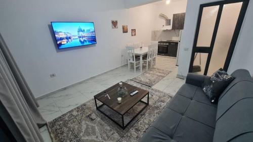 salon z kanapą i stołem w obiekcie Sole Hause w mieście Golem