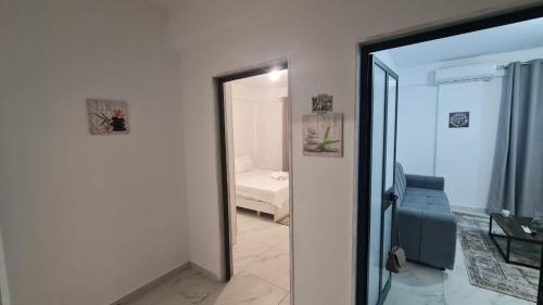 pokój z lustrem i pokój z sypialnią w obiekcie Sole Hause w mieście Golem