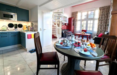 Una cocina con una mesa con comida encima. en BlaueBlumeUrlaub, en Eisenach