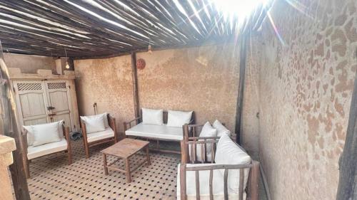 Ein Sitzbereich in der Unterkunft Authentic Riad - Sea View & Rooftop Spa