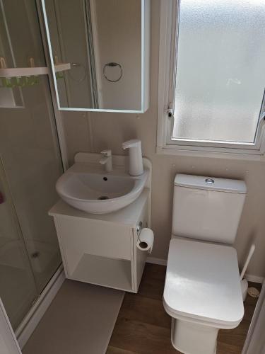 Ένα μπάνιο στο Family Holiday Home with private terrace