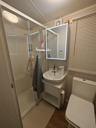 Ένα μπάνιο στο Family Holiday Home with private terrace