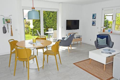 ThesenvitzFerienhaus mit Sauna u Terrasse im Zentrum von Rügen的带桌椅的客厅