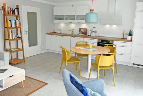 ThesenvitzFerienhaus mit Sauna u Terrasse im Zentrum von Rügen的厨房兼餐厅，配有桌椅