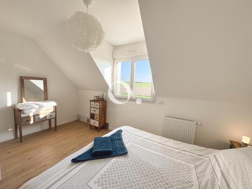 a white bedroom with a bed and a mirror at COC - Idem in Wissant