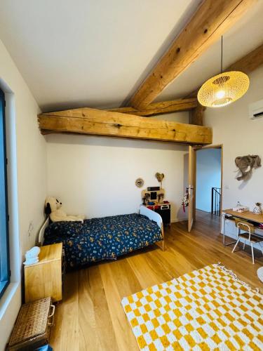 - une chambre avec un lit et une table dans l'établissement Family home in Provence, à Aix-en-Provence