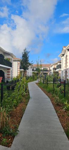 une passerelle dans un quartier résidentiel avec des bâtiments dans l'établissement Bulles du Bassin d'Arcachon, à Gujan-Mestras
