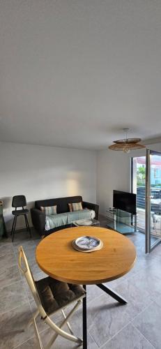 un salon avec une table et un canapé dans l'établissement Bulles du Bassin d'Arcachon, à Gujan-Mestras