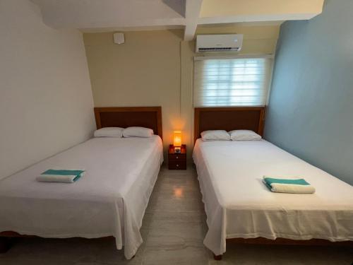 Una cama o camas en una habitación de Casona Suites