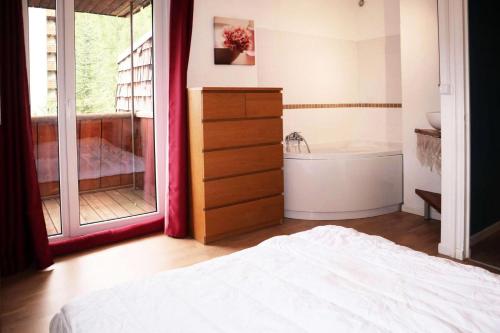 une chambre avec un lit, une baignoire et un lavabo dans l'établissement Résidence Le Sunny Snow - 130 LE SUNNY SNOW 1650 MAE-1584, aux Orres