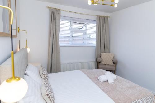 Katil atau katil-katil dalam bilik di Entire 3Bed in Greater Manchester with Fast Wi-Fi, Garden & Free Parking