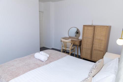 Katil atau katil-katil dalam bilik di Entire 3Bed in Greater Manchester with Fast Wi-Fi, Garden & Free Parking