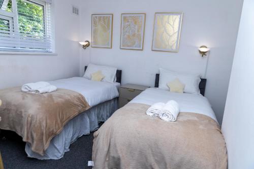 Katil atau katil-katil dalam bilik di Entire 3Bed in Greater Manchester with Fast Wi-Fi, Garden & Free Parking