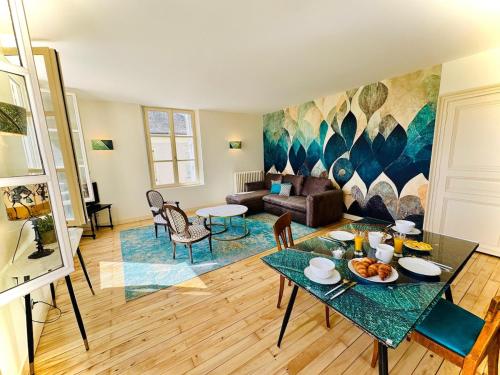 un salon avec un canapé et une table dans l'établissement La Valette, à Amboise