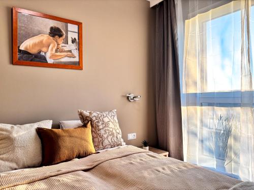 Ένα ή περισσότερα κρεβάτια σε δωμάτιο στο Meet and Greet, apartament przy hali koncertowej