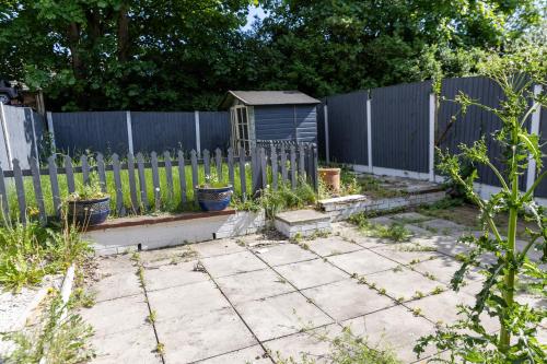 Taman di luar Entire 3Bed in Greater Manchester with Fast Wi-Fi, Garden & Free Parking