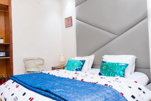 Una cama o camas en una habitación de Stylish Apartment- Park View Ikoyi