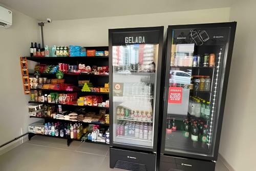 zwei Kühlschränke in einem Laden mit Getränken darin in der Unterkunft P706 - Ar cond Garagem Solda manha in Vitória