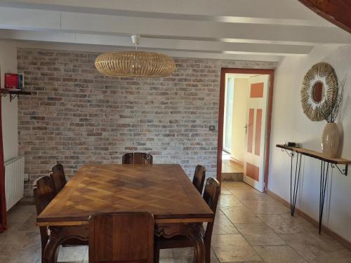 Φωτογραφία από το άλμπουμ του Maison Auvergnate Spacieuse 170m² - 8 Pers - Nature au Parc des Volcans - FR-1-814-135 σε Égliseneuve-dʼEntraigues