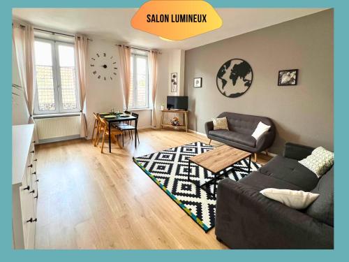 a living room with a couch and a table at Appartement top emplacement cœur de ville, Proche parking et vignobles, Animaux bienvenus, Wifi, Linge fourni in Barr