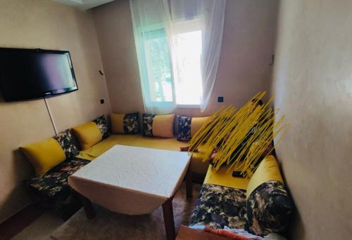 曼苏里亚Ricoflores Mansouria的客厅里有一张沙发和一张桌子。