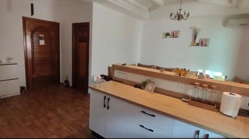 曼苏里亚Ricoflores Mansouria的带水槽和台面的厨房