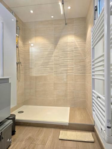 une salle de bain avec une douche avec une porte vitrée dans l'établissement Les Embruns - Super Vue mer, refait à neuf avec parking privée à La Ciotat - BY AURAconciergerie, à La Ciotat