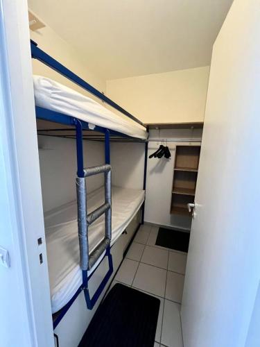 Cette petite chambre comprend des lits superposés et un placard. dans l'établissement Résidence Vega - Studio rénové · Proche des pistes et des commerces · Balcon MAE-6223, à Magland