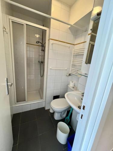 une salle de bain avec une douche, des toilettes et un lavabo dans l'établissement Résidence Vega - Studio rénové · Proche des pistes et des commerces · Balcon MAE-6223, à Magland